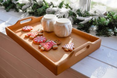 Altında hediyeler olan Noel ağacıyla süslenmiş güzel bir holdiay odası.