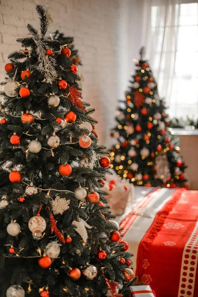 Altında hediyeler olan Noel ağacıyla süslenmiş güzel bir holdiay odası. — Stok fotoğraf