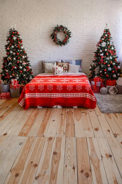 Hermosa habitación decorada Holdiay con árbol de Navidad con regalos debajo de ella — Foto de Stock