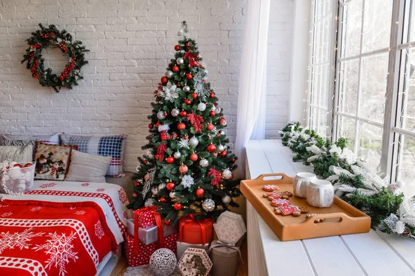 Altında hediyeler olan Noel ağacıyla süslenmiş güzel bir holdiay odası.