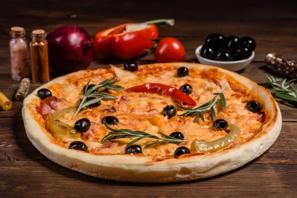 Chutné čerstvé horké pizzy na tmavém pozadí. Pizza, jídlo, zelenina, houby — Stock fotografie