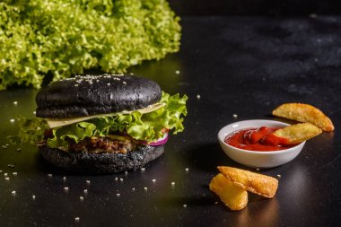 Sığır eti, domates, peynir, salatalık, marul ile lezzetli ızgara ev yapımı hamburger