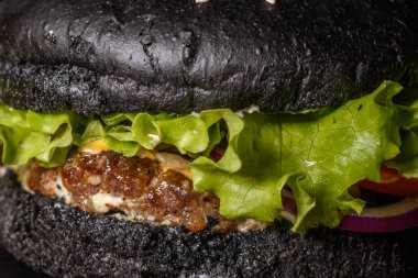 Sığır eti, domates, peynir, salatalık, marul ile lezzetli ızgara ev yapımı hamburger