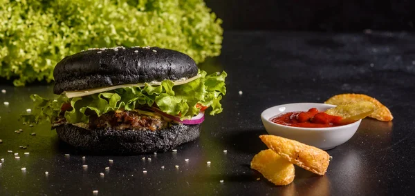 Sabrosa hamburguesa casera a la parrilla con ternera, tomate, queso, pepino y lechuga — Foto de Stock