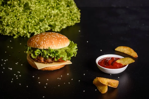 Sabrosa hamburguesa casera a la parrilla con ternera, tomate, queso, pepino y lechuga — Foto de Stock