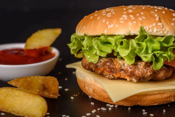 Hambúrguer caseiro grelhado saboroso com carne, tomate, queijo, pepino e alface — Fotografia de Stock