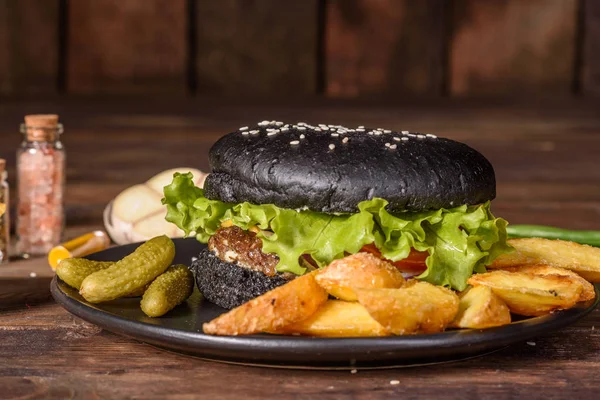 Tasty grilled homemade burger with beef, tomato, cheese, cucumber and lettuce — Stock Photo, Image