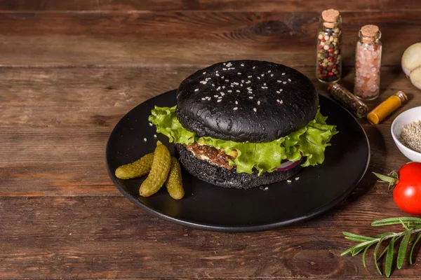 Gustoso hamburger fatto in casa alla griglia con manzo, pomodoro, formaggio, cetriolo e lattuga — Foto Stock