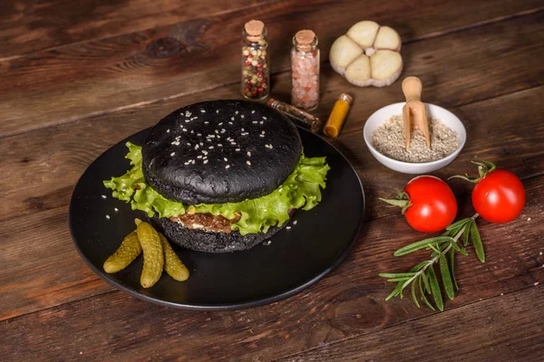 Ízletes sült házi burger marha, paradicsom, sajt, uborka és saláta — Stock Fotó