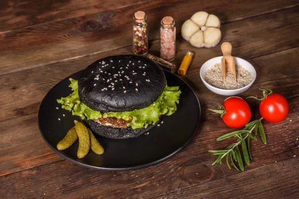 Sabrosa hamburguesa casera a la parrilla con ternera, tomate, queso, pepino y lechuga — Foto de Stock