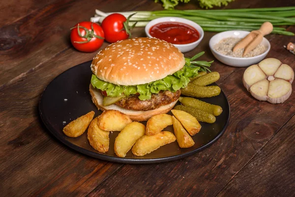 Hambúrguer caseiro grelhado saboroso com carne, tomate, queijo, pepino e alface — Fotografia de Stock