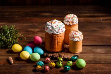 Paskalya pastası ve renkli yumurtalar.
