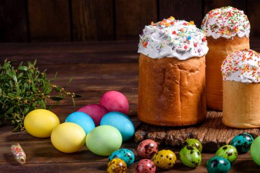 Paskalya pastası ve renkli yumurtalar.