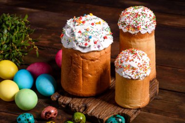 Paskalya pastası ve renkli yumurtalar.