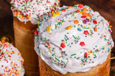 Paskalya pastası ve renkli yumurtalar.