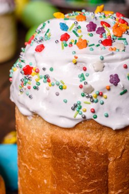 Paskalya pastası ve renkli yumurtalar.