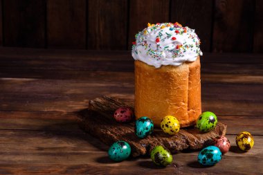 Paskalya pastası ve renkli yumurtalar.