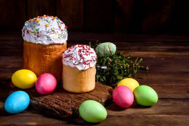 Paskalya pastası ve renkli yumurtalar.