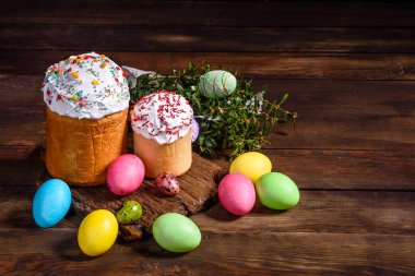 Paskalya pastası ve renkli yumurtalar.
