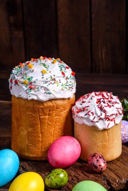 Paskalya pastası ve renkli yumurtalar.