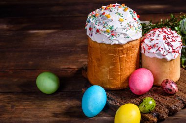 Paskalya pastası ve renkli yumurtalar.