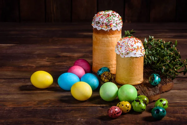 Osterkuchen und bunte Eier auf dunklem Hintergrund — Stockfoto