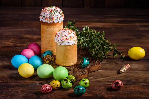 Osterkuchen und bunte Eier auf dunklem Hintergrund — Stockfoto