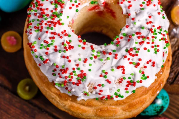 Osterkuchen und bunte Eier auf dunklem Hintergrund — Stockfoto