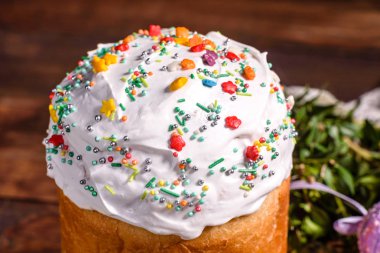 Paskalya pastası ve renkli yumurtalar.