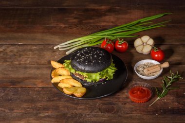 Sığır eti, domates, peynir, salatalık, marul ile lezzetli ızgara ev yapımı hamburger