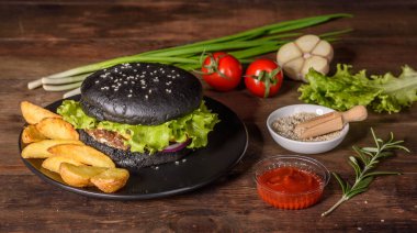 Sığır eti, domates, peynir, salatalık, marul ile lezzetli ızgara ev yapımı hamburger