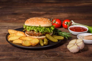 Sığır eti, domates, peynir, salatalık, marul ile lezzetli ızgara ev yapımı hamburger