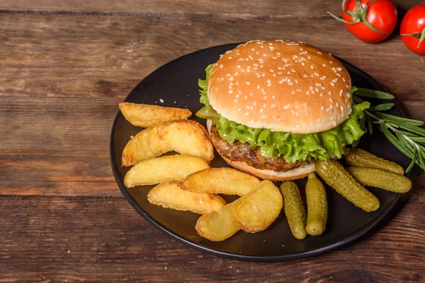 Sabrosa hamburguesa casera a la parrilla con ternera, tomate, queso, pepino y lechuga —  Fotos de Stock