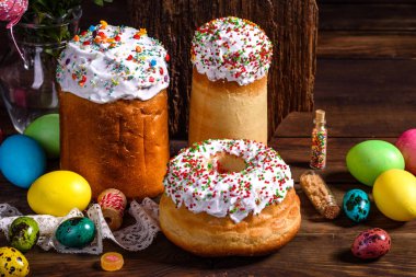 Paskalya pastası ve renkli yumurtalar.