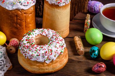 Paskalya pastası ve renkli yumurtalar.