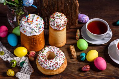 Paskalya pastası ve renkli yumurtalar.