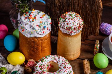 Paskalya pastası ve renkli yumurtalar.