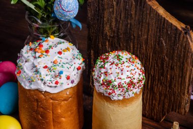 Paskalya pastası ve renkli yumurtalar.