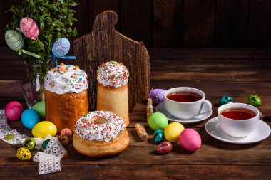 Paskalya pastası ve renkli yumurtalar.