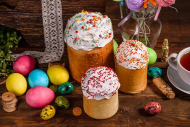 Paskalya pastası ve renkli yumurtalar.