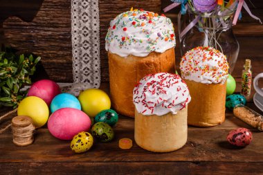 Paskalya pastası ve renkli yumurtalar.