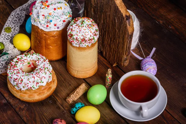Easter cake and colorful eggs on a dark background — Stock Photo, Image