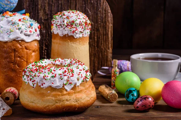 Osterkuchen und bunte Eier auf dunklem Hintergrund — Stockfoto