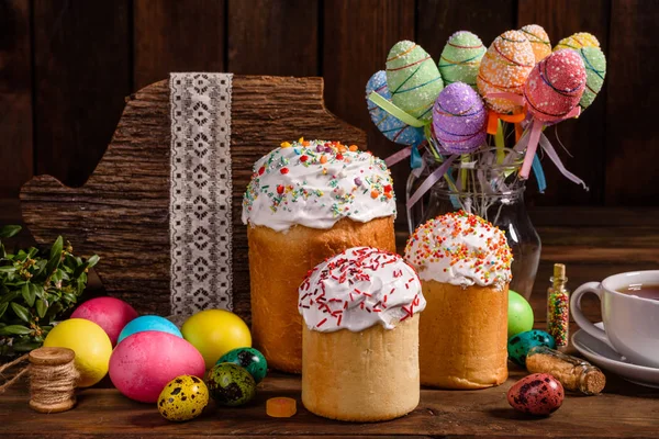 Osterkuchen und bunte Eier auf dunklem Hintergrund — Stockfoto