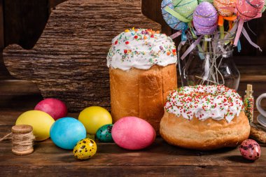 Paskalya pastası ve renkli yumurtalar.
