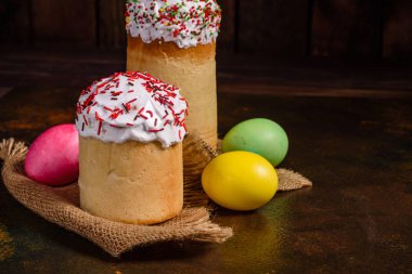 Paskalya pastası ve renkli yumurtalar.