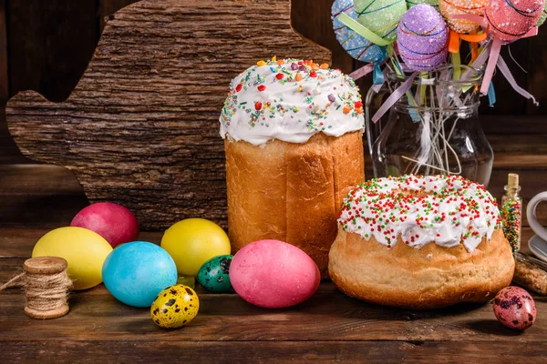 Paskalya pastası ve renkli yumurtalar.