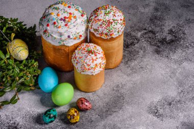 Paskalya pastası ve renkli yumurtalar.