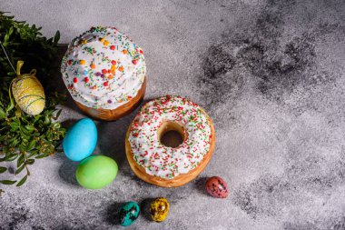 Paskalya pastası ve renkli yumurtalar.