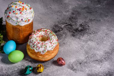 Paskalya pastası ve renkli yumurtalar.